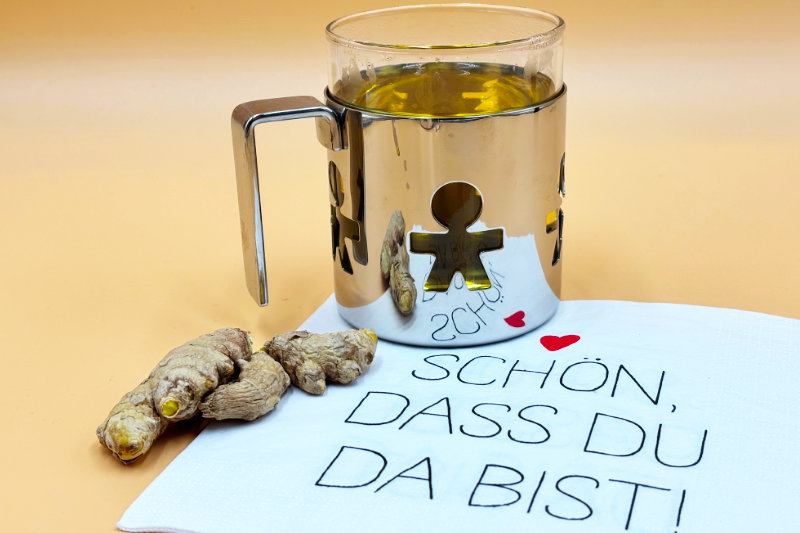 Tasse Tee mit Serviette mit Aufschrift Schön, dass du da bist
