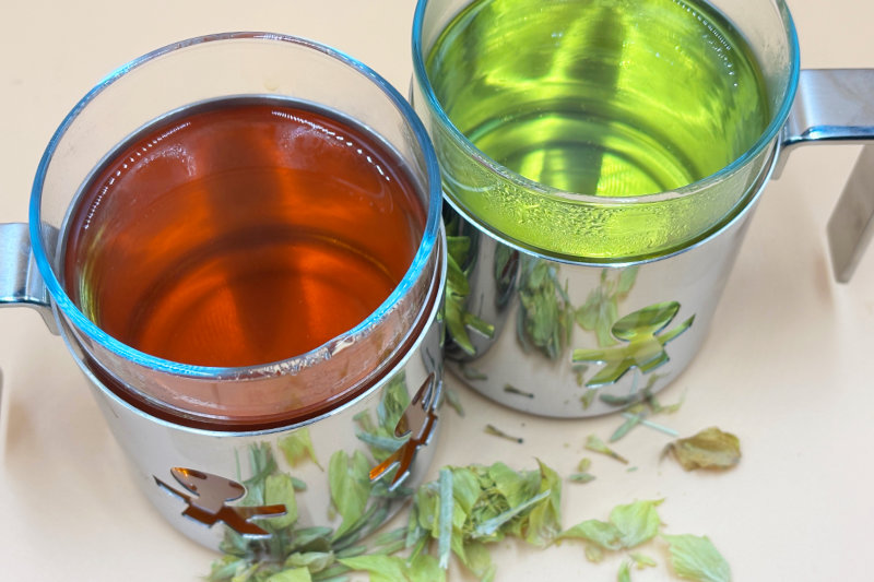 2 Tassen Tee unterschiedlicher Färbung